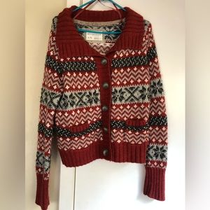 Super cute and warm fall and winter sweater made from wool and acrylic by AERO